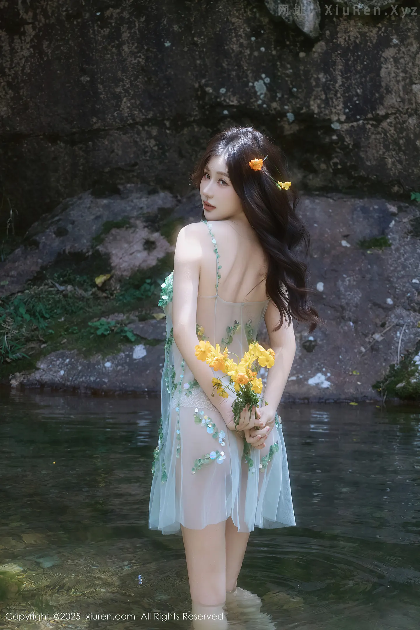 图片[4]-[XiuRen秀人网] VOL.10756 模特尹甜甜户外小溪性感薄纱亮片裙湿身秀丰腴身材惹火诱惑写真60P-秀人网官方网站